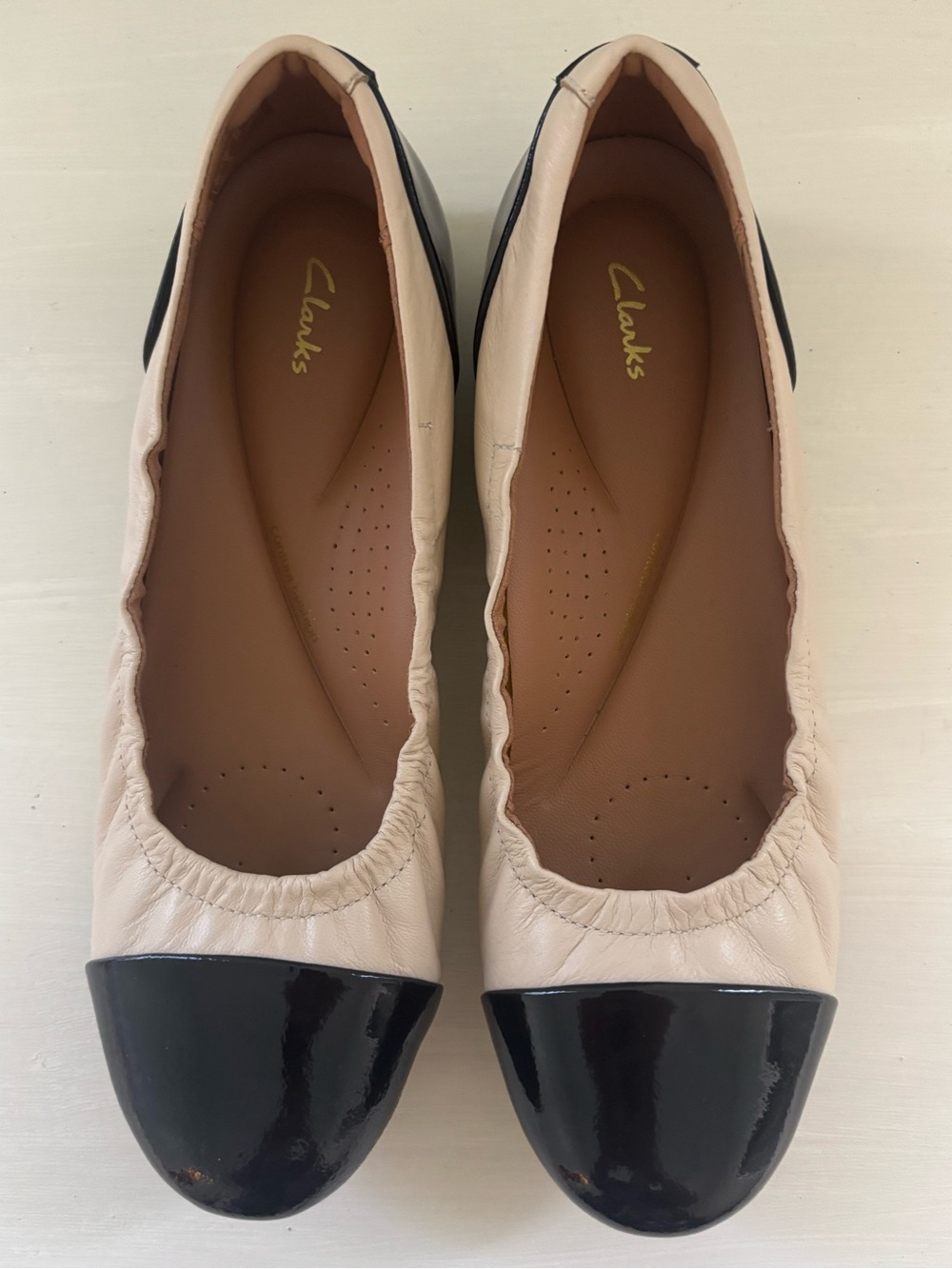 Clarks Two-Tone Leather Ballet Flat Nude With Black Patent Size 8M Worn Once